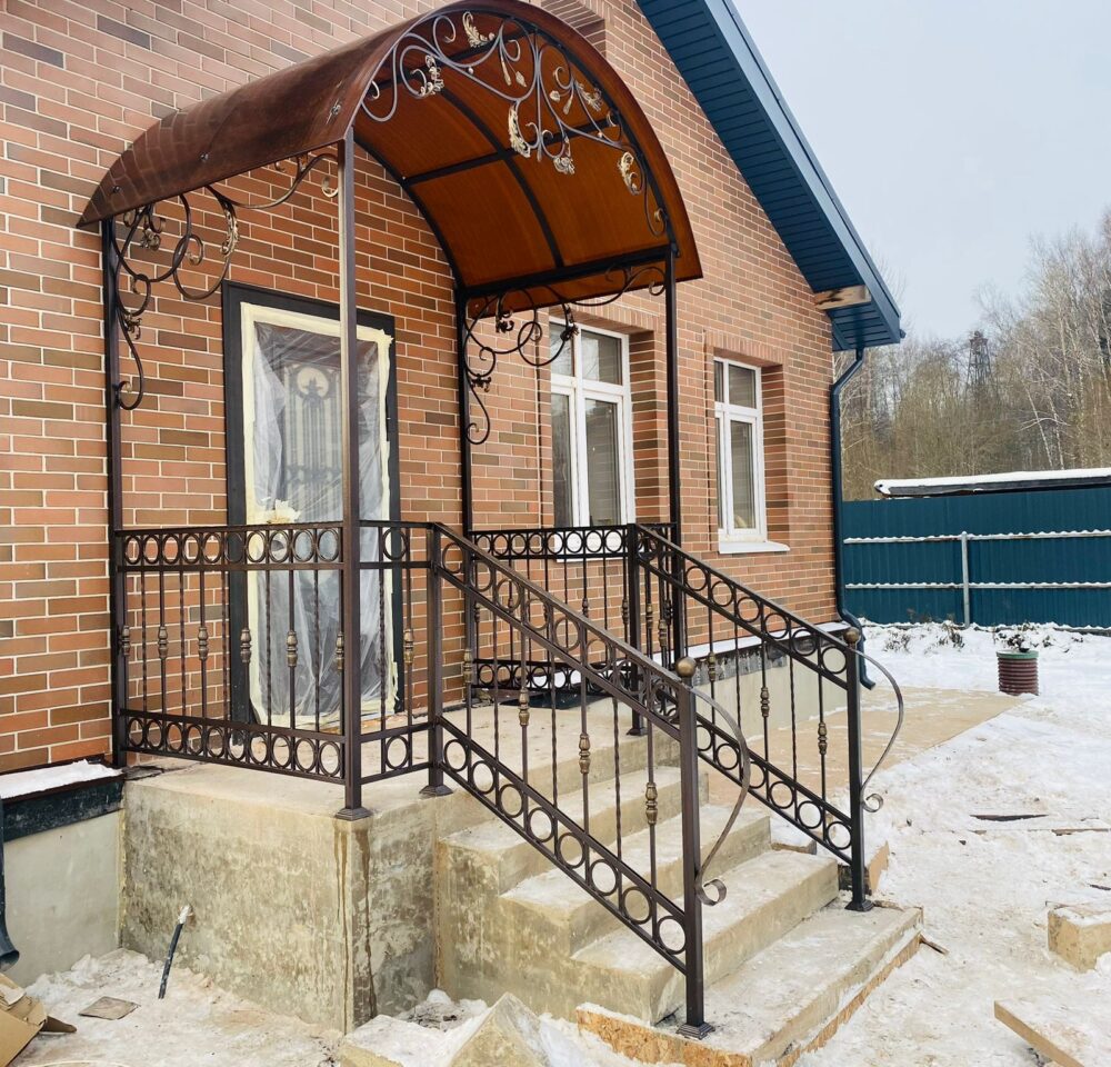 Крыльцо с поликарбонатной кровлей